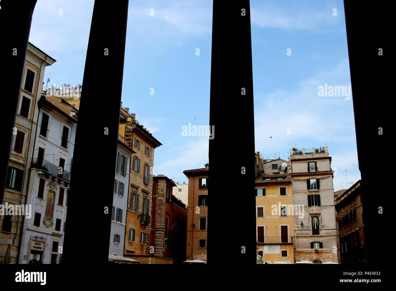 Blick durch die korinthischen Säulen des Pantheon, Rom, Piazza della Rotonda. Stockfoto