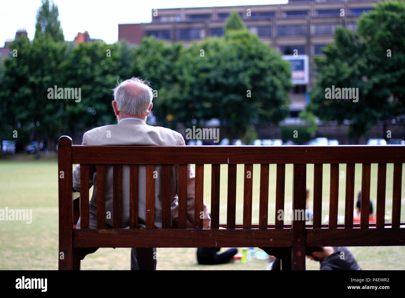 auf einer Bank Stockfoto