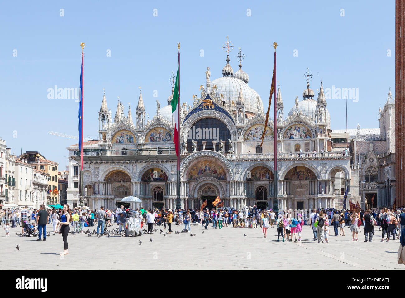 Flaggen vor St Marks Kathedrale am Jahrestag der Befreiung, die Piazza San Marco, San Marco, Venedig, Venetien, Italien fliegen Stockfoto