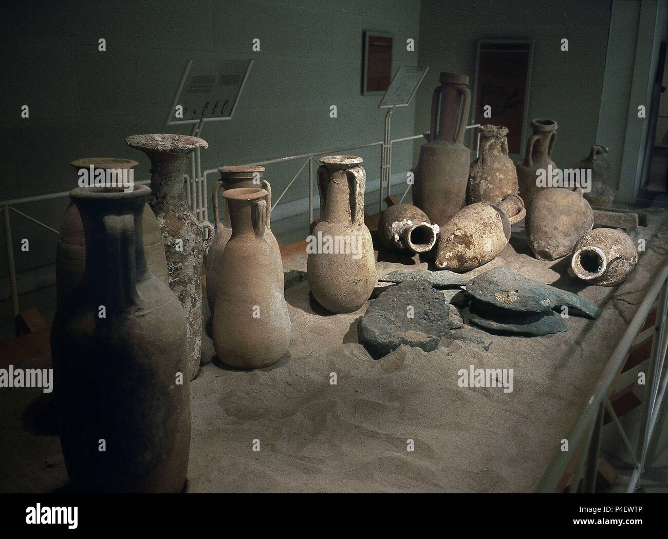 ANFORAS PROCEDENTES ROMANAS DE LA CALETA (Cadiz)-S I. LAGE: MUSEO DE CADIZ - ARQUEOLOGIA. Stockfoto