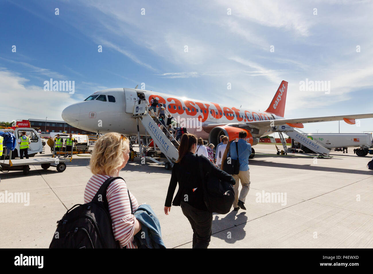 Fluggäste an Bord eines easyJet-Maschine am Flughafen Edinburgh, Edinburgh Schottland Großbritannien Stockfoto