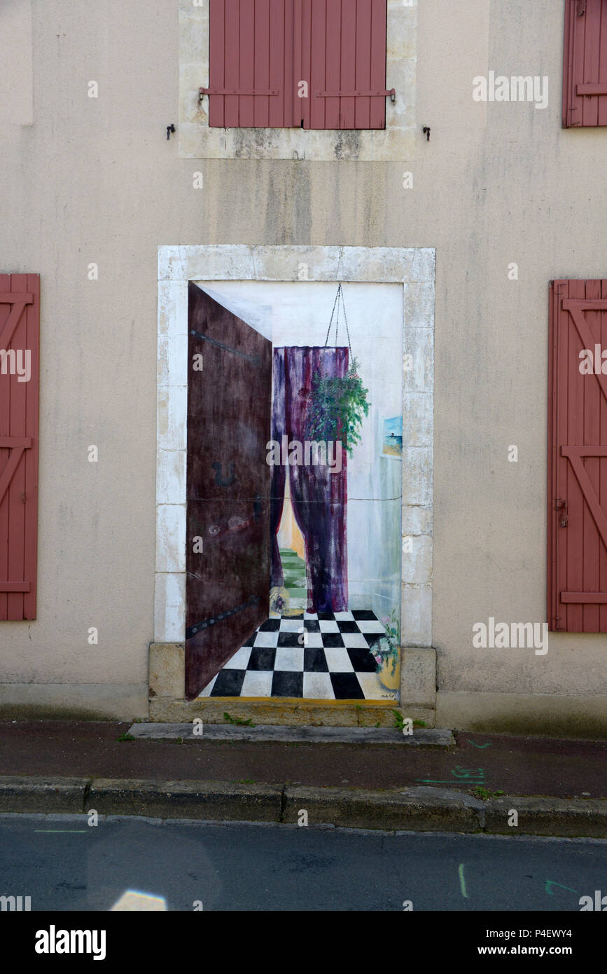 Eine gemalte falsche Tür ist eine künstlerische Darstellung einer Tür an einem Haus im Dorf Roézé-sur-Sarthe, Pays-de-la-Loire im nord-westlichen Frankreich Stockfoto