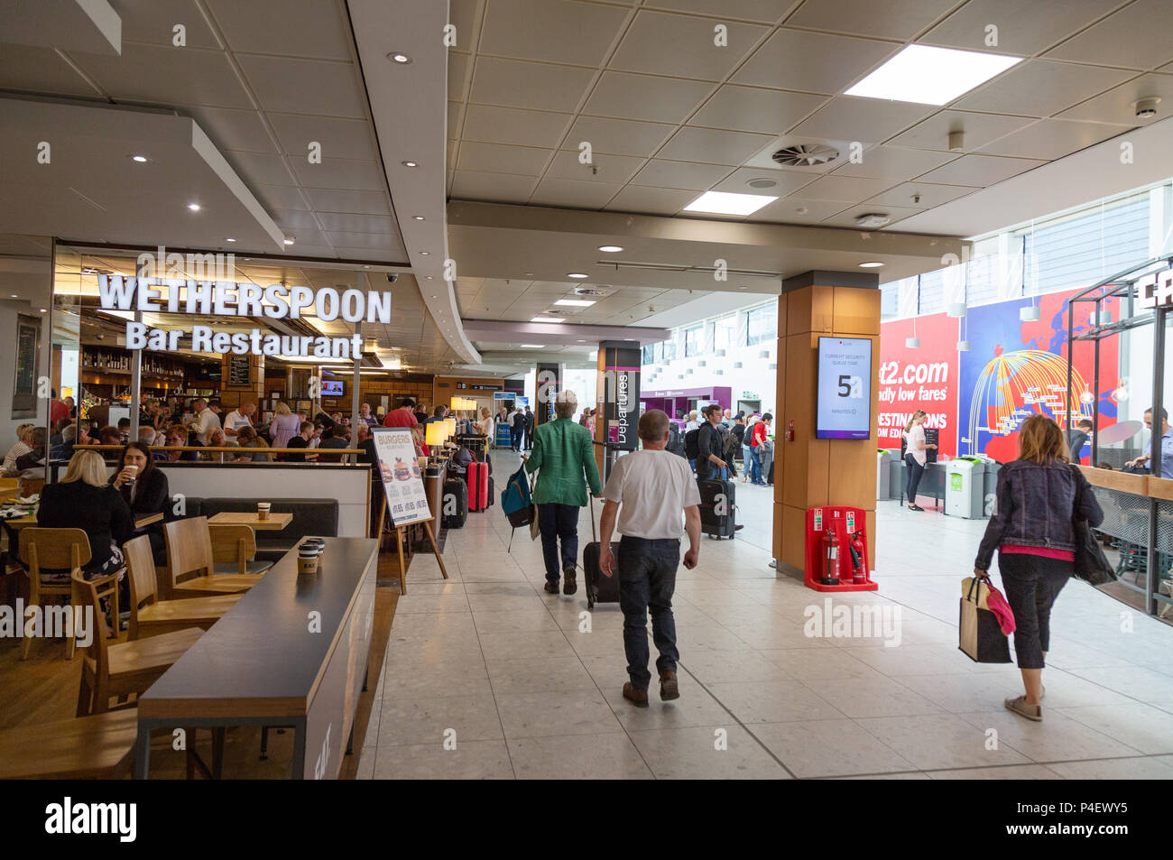 Der Flughafen Edinburgh - Menschen in der Abfahrt, Interieur des Terminals, Edinburgh Schottland Großbritannien Stockfoto