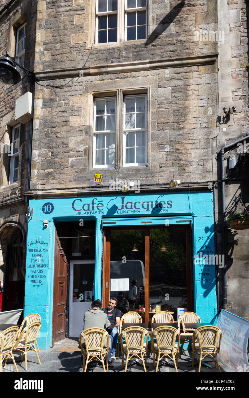 Edinburgh Cafe - die Leute draußen sitzen, Cafe Jacques, Grassmarket, Edinburgh Old Town, Edinburgh Schottland Großbritannien Stockfoto