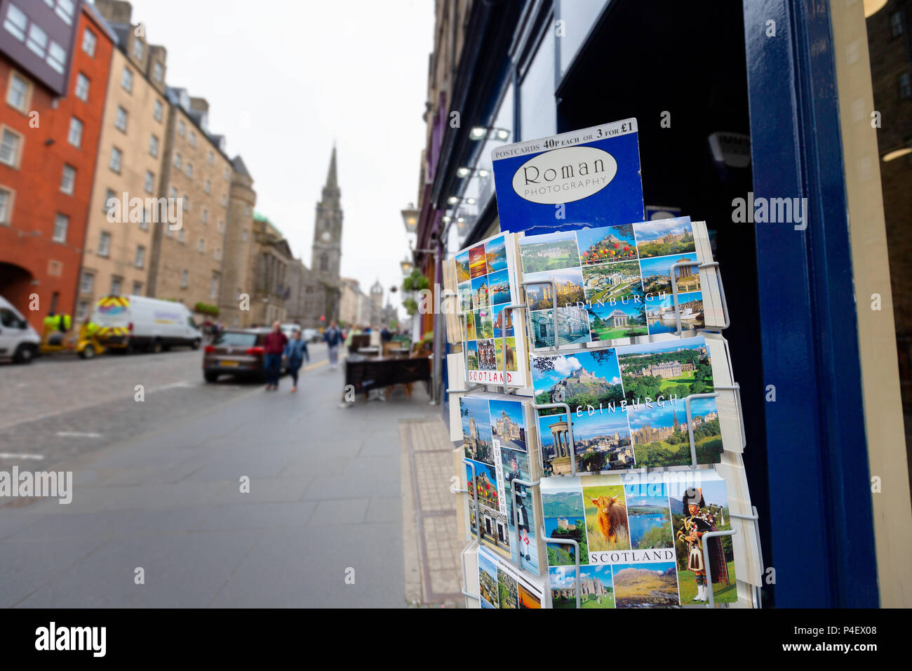 Edinburgh Postkarten zum Verkauf auf der Royal Mile, Edinburgh Old Town, Edinburgh Schottland Großbritannien Stockfoto