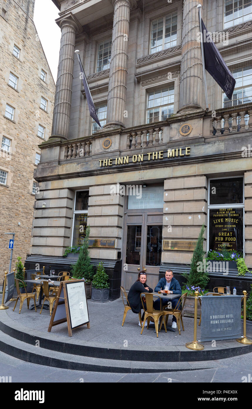 Menschen außerhalb der Inn auf der Meile, die Royal Mile, die Altstadt von Edinburgh, Edinburgh Schottland Großbritannien sitzen Stockfoto