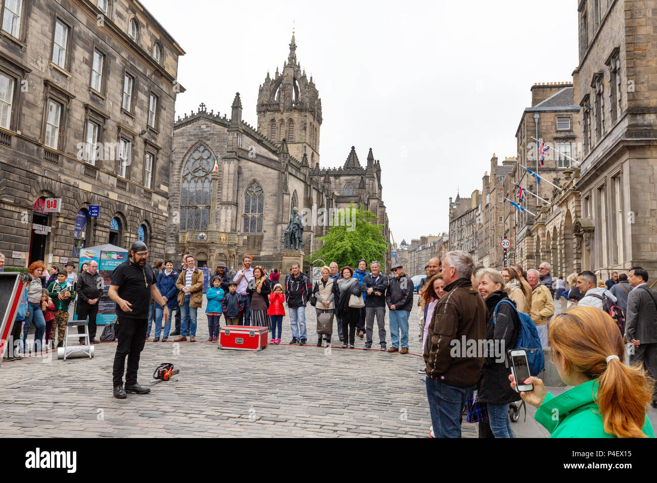 Royal Mile von Edinburgh - Street Performer in der Nähe von St Giles Cathedral, The Royal Mile, Edinburgh Altstadt, Weltkulturerbe der UNESCO, Edinburgh Schottland Großbritannien Stockfoto
