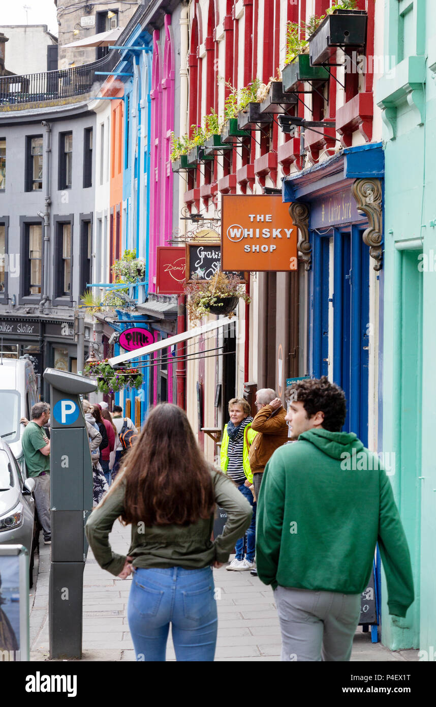 Menschen zu Fuß auf West Bogen, Altstadt von Edinburgh, Edinburgh Schottland Großbritannien Stockfoto