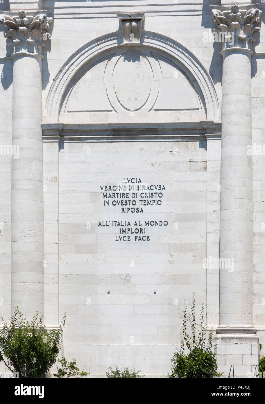 Die Inschrift Engagement für die Heilige Lucia von Syrakus auf Chiesa di San Geremia e Lucia, Cannaregio, Venedig, Venetien, Italien. Christliche Märtyrer und pilgrima Stockfoto