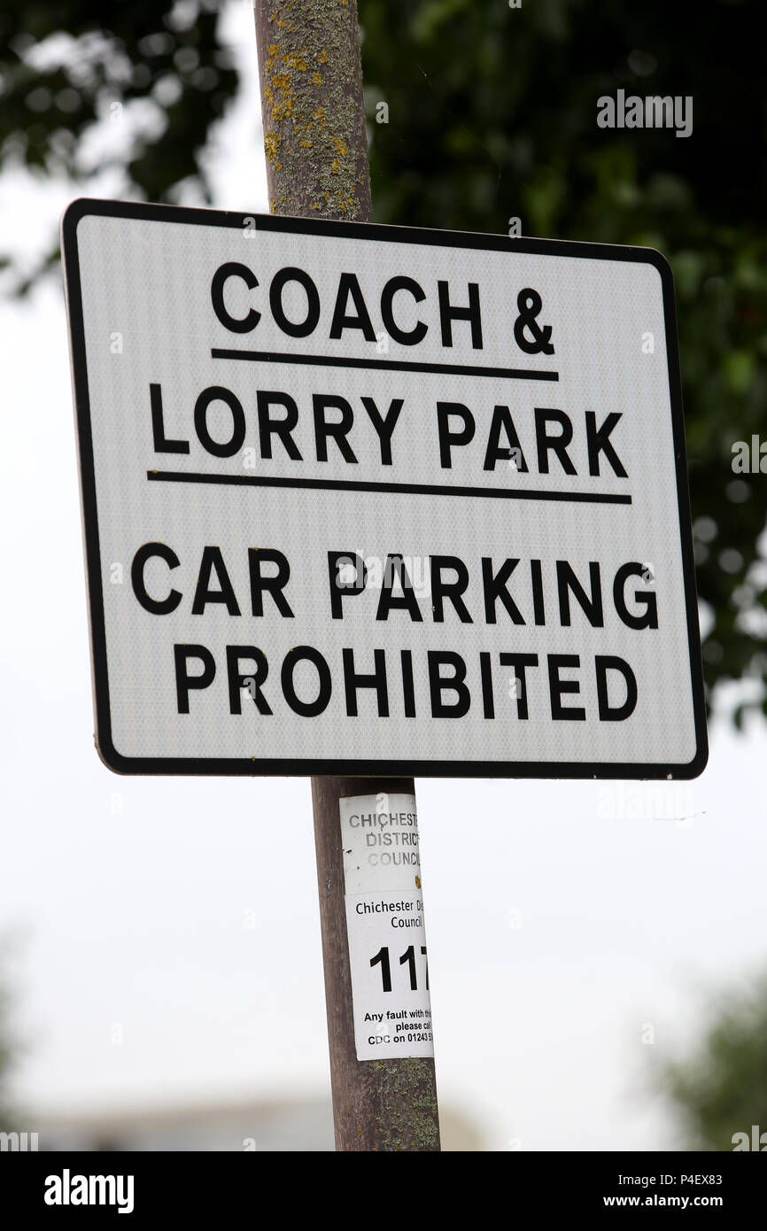 Eine Bus- und LKW-Park, Parken Verboten Schild in Chichester, West Sussex, UK. Stockfoto