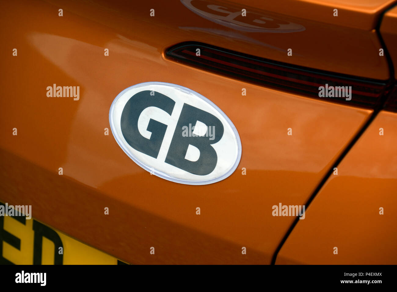 Britische Aston Martin DB 11 Sportwagen mit dem GB Sticker ließ Leute sehen, er ist ein Fahrer aus Großbritannien, hier gesehen auf Tournee in Frankreich Stockfoto
