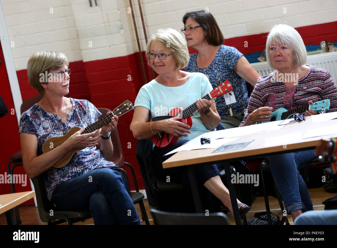 Menschen lernen die Ukulele in eine Ukulele Gruppe in Chichester, West Sussex, Großbritannien zu spielen. Stockfoto