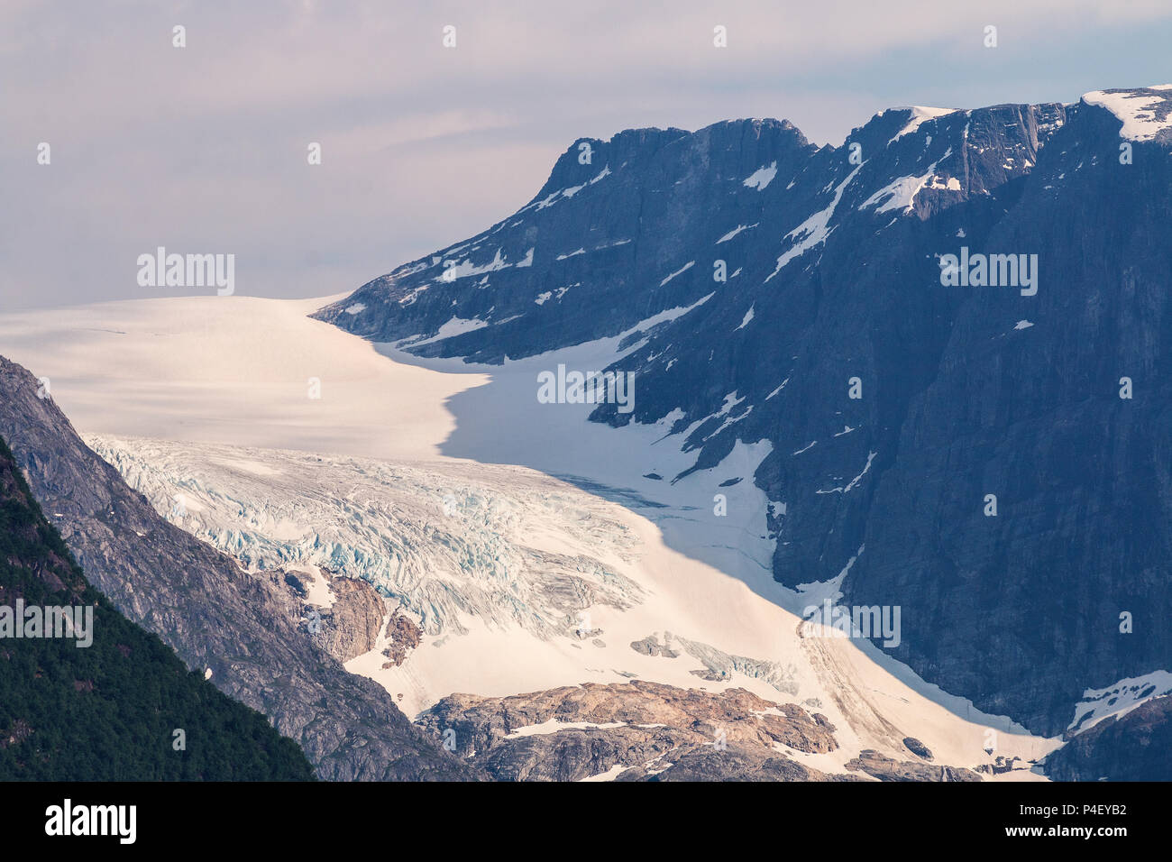 Bødalsbreen, Stryn, Norwegen Schuß von Lodalen, der eisfall deutlich sichtbar. Ein Zweig der Jostedalsbreen der größte Gletscher Europas. Stockfoto