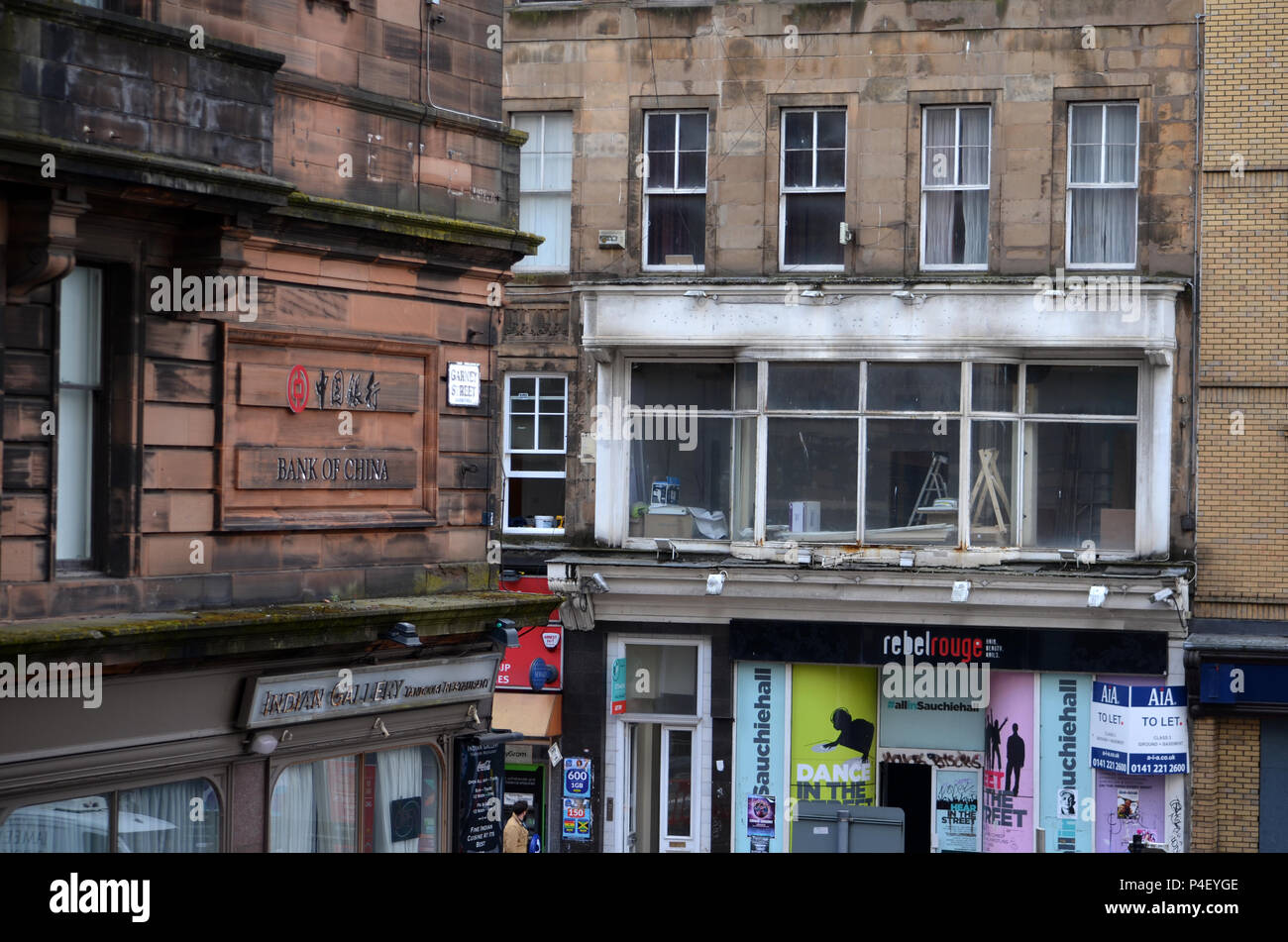 Blick nach unten in Richtung der Sauchiehall Street, Glasgow, alten Sandsteingebäude Stockfoto