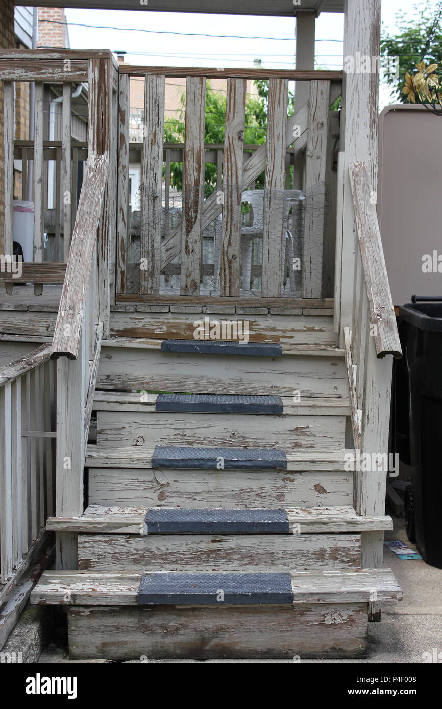 Hölzerne Treppe, die zu einer hölzernen Veranda im Hinterhof eines standard Chicago House. Stockfoto