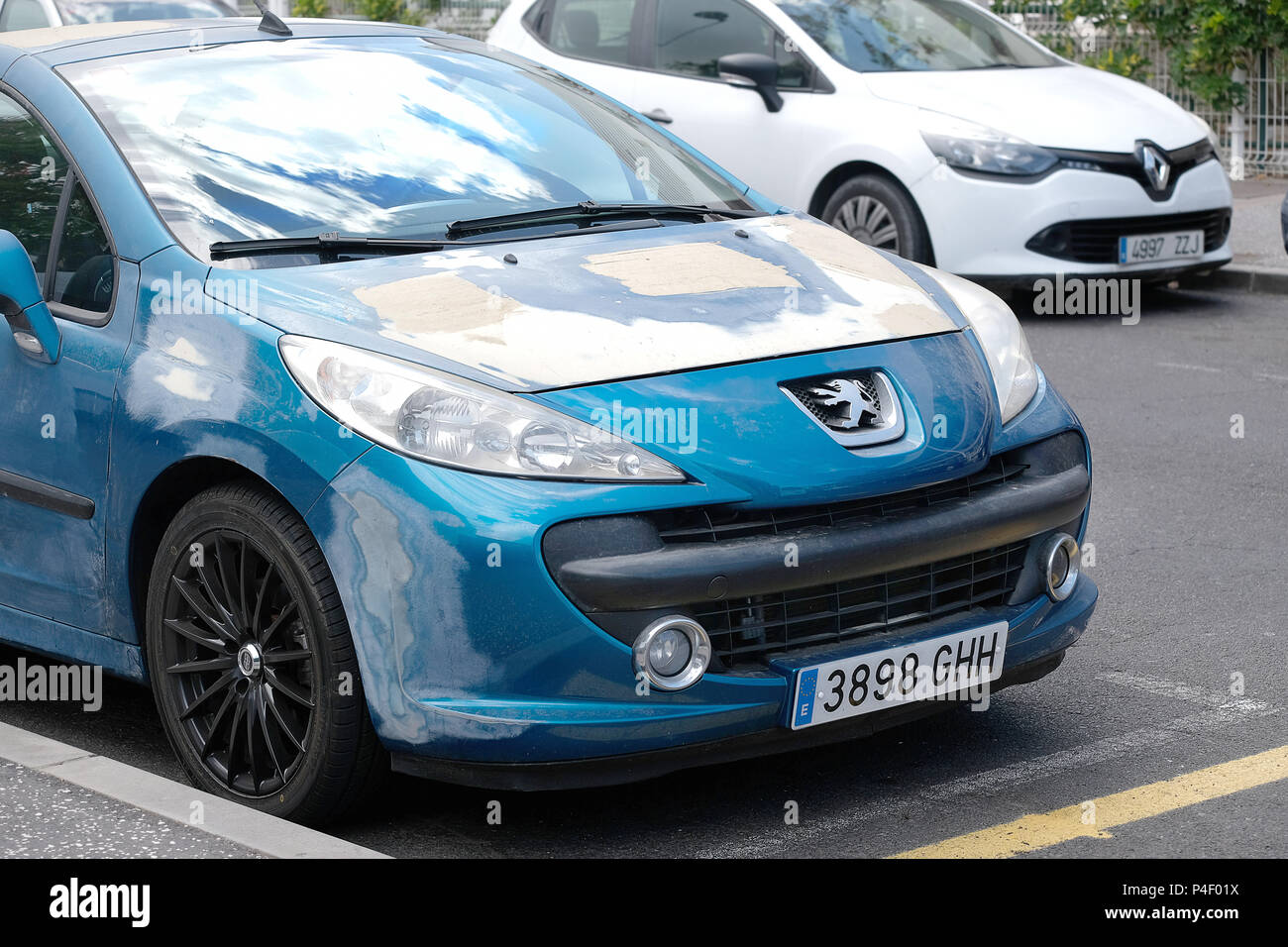 Juni 2018 - Ältere Auto unter gehen, ein Paint Wiederherstellung nach Beschädigungen durch die heiße Sonne auf der Insel Teneriffa. Stockfoto