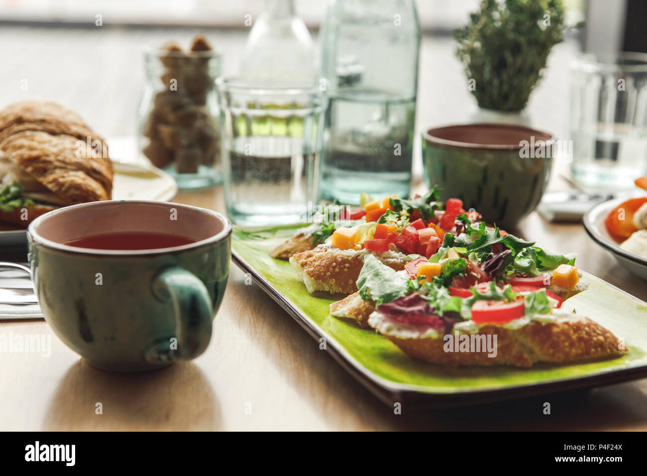 Nahaufnahme der Gourmet gesundes Frühstück mit Sandwiches und Kaffee am Tisch serviert Stockfoto