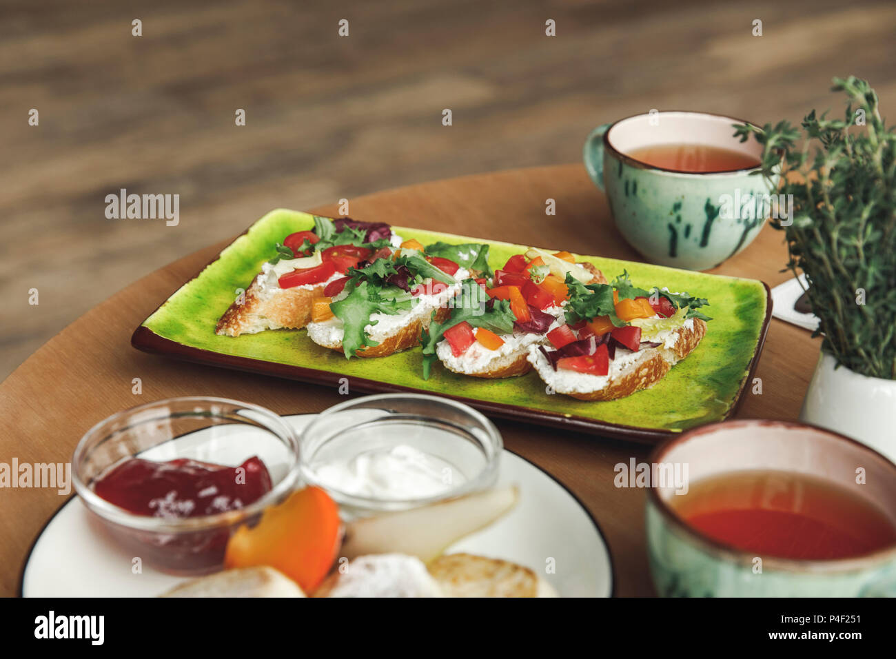 Nahaufnahme der Gourmet Sandwiches und Kaffee am Tisch beim Frühstück Stockfoto