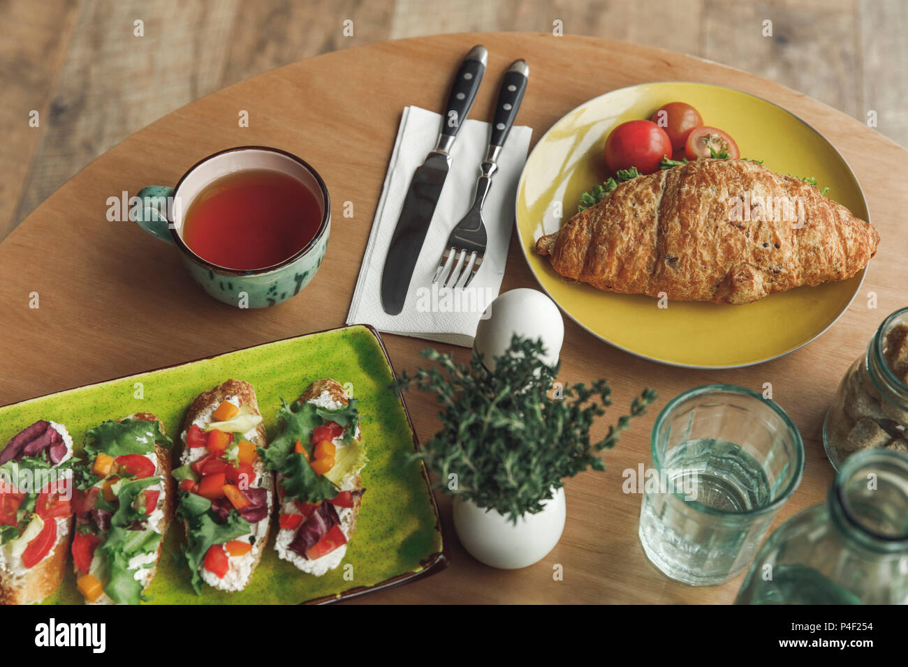 Nahaufnahme der Gourmet gesundes Frühstück mit Sandwiches und Kaffee Stockfoto