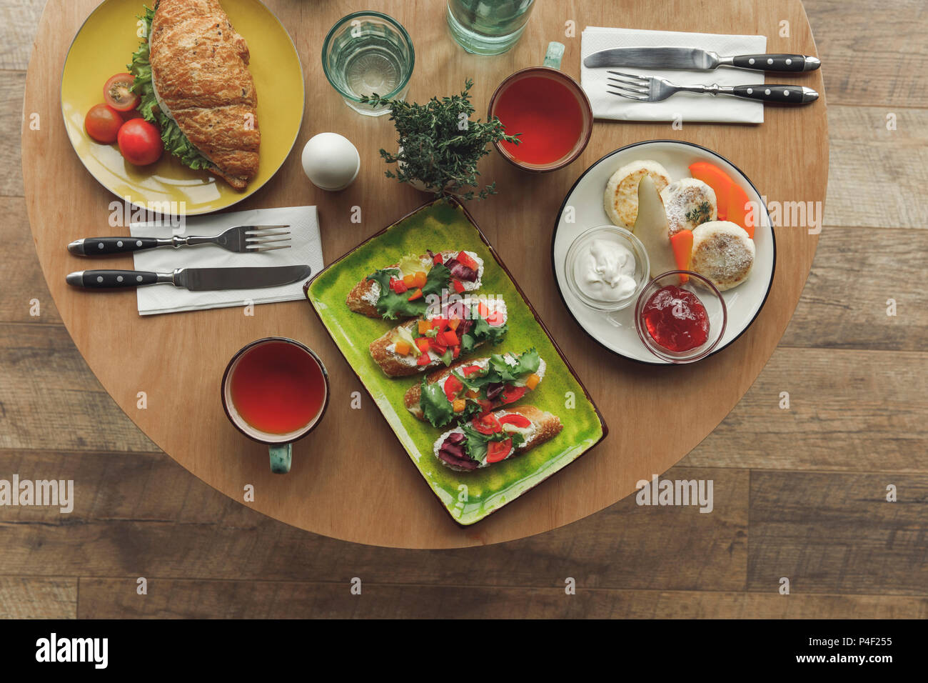 Blick von oben auf die Gourmet gesundes Frühstück am Tisch serviert. Stockfoto