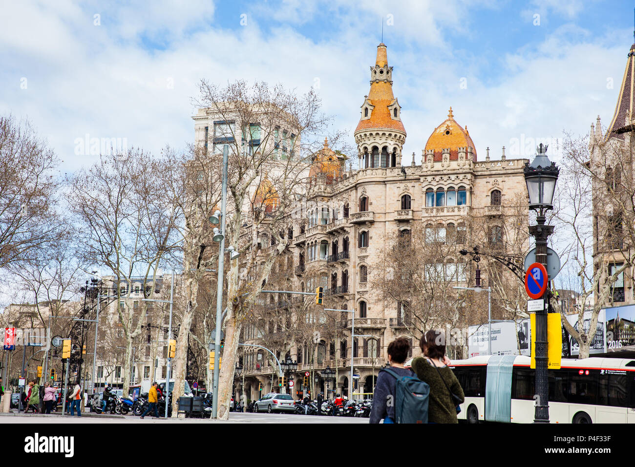 BARCELONA - MÄRZ 2018: Gran Via de les Corts Catalanes in Barcelona Spanien Stockfoto