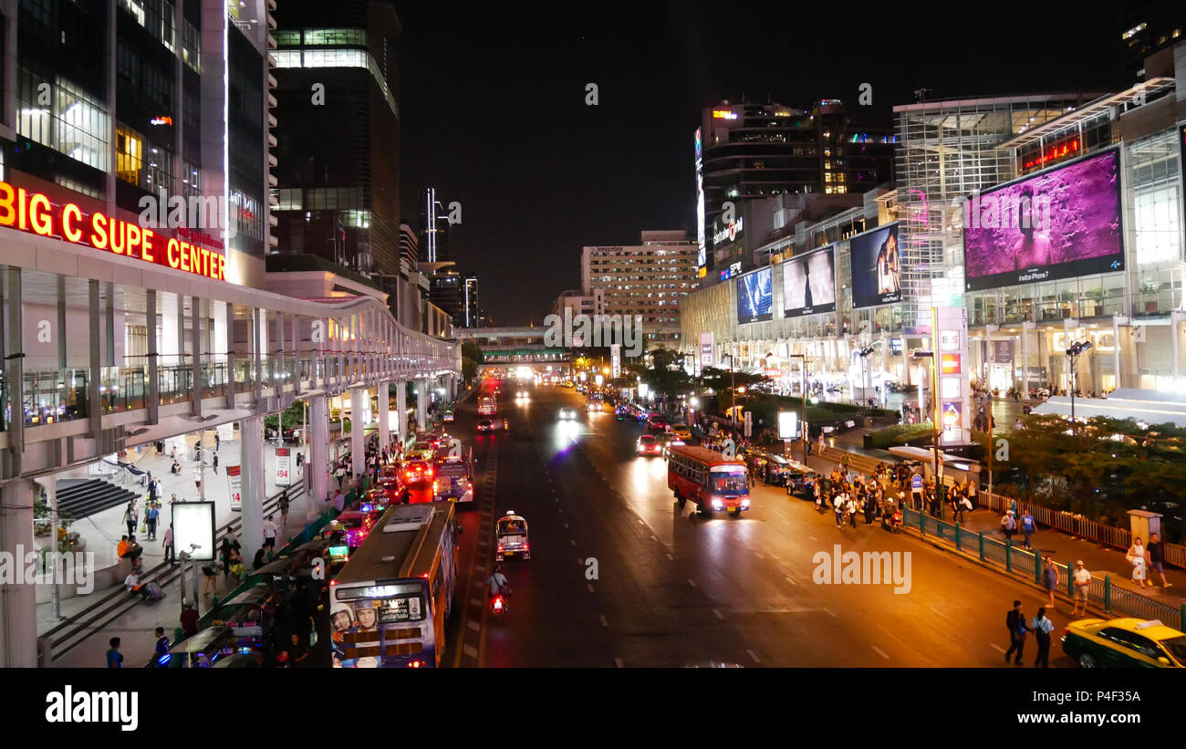 BANGKOK, THAILAND - 10. MÄRZ 2017: Ratchaprasong Kreuzung und CentralWorld Shopping Mall mit Stau auf der Hauptstraße in Bangkok früh in Th Stockfoto