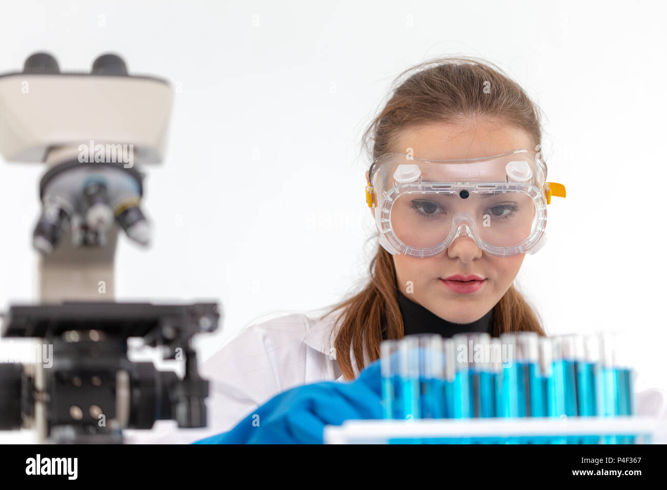 Wissenschaftler Mädchen Mischen von Chemikalien sind oder wenn Sie einige Experiment Medizin im Labor zu entwickeln. Stockfoto