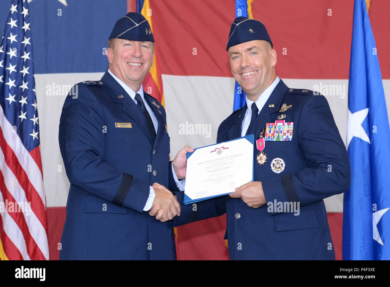 Generalmajor Patrick Doherty, 19 Air Force Commander, Auszeichnungen Brig. Gen. Bach Leonard, 56th Fighter Wing ausgehende Commander, die Legion des Verdienstes für seine Leistungen als Kommandant Juni 20, 2018, bei Luke Air Force Base, Ariz Leonard wird auf dem stellvertretenden kommandierenden General der Air Combined Joint Forces Befehl Komponente im Irak zu bewegen. (U.S. Air Force Foto von älteren Flieger Ridge Shan) Stockfoto