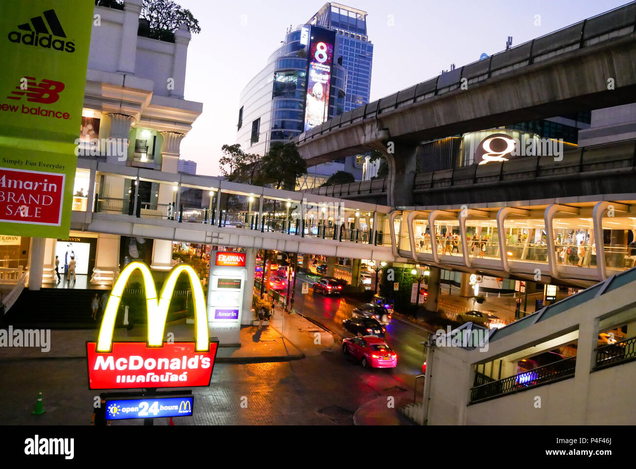 BANGKOK, THAILAND - 12. MÄRZ 2017: McDonald's an der Ratchaprasong Kreuzung, Shopping mall District in Bangkok, Thailand am frühen Abend und Tra Stockfoto