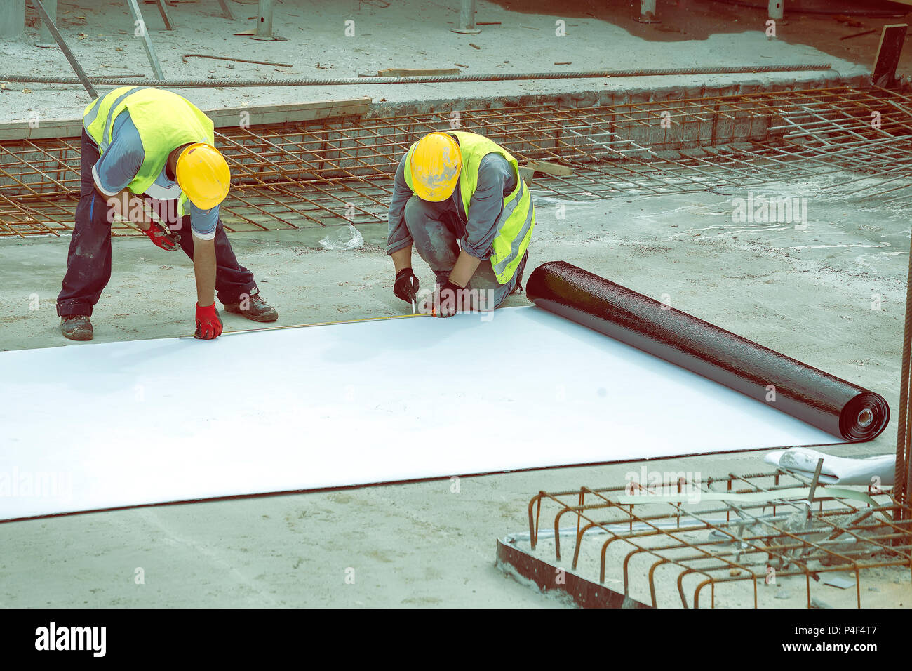 Vorbereitung für die Stiftung Abdichtung Montage auf der Baustelle. Vintage Style. Stockfoto
