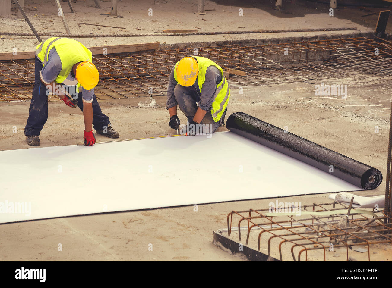 Vorbereitung für die Stiftung Abdichtung Montage auf der Baustelle. Vintage Style. Stockfoto