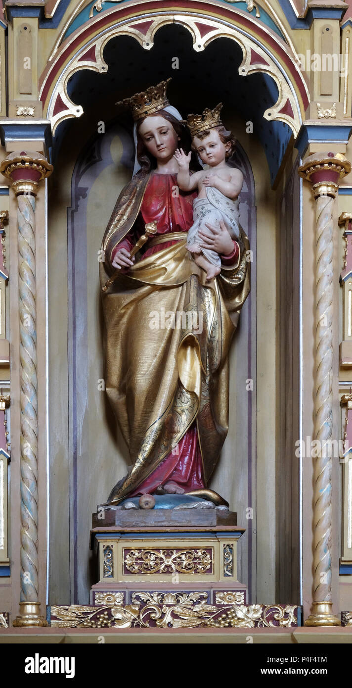 Jungfrau Maria mit dem Jesuskind Statue auf Altar der Madonna in der Kirche des hl. Matthäus in Stitar, Kroatien Stockfoto