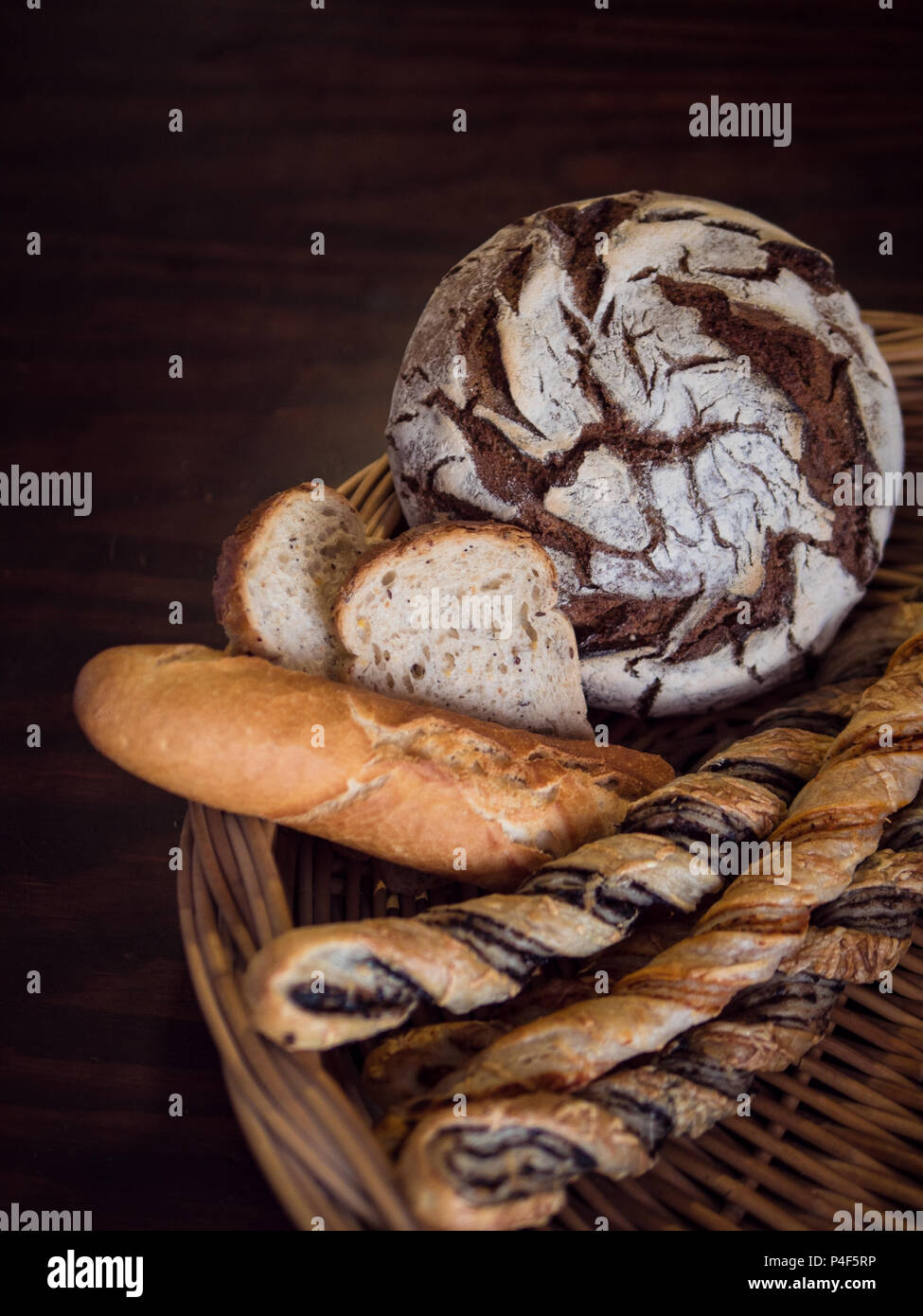 Blick von oben auf eine Vielzahl von Brot in einem Weidenkorb Stockfoto