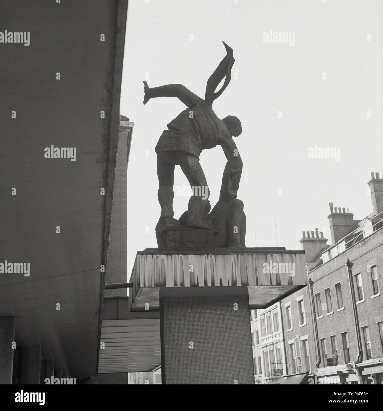 1960, historische, außerhalb der frony des Kongresses House, dem Sitz der Trade Union Congress (TUC) ist die Skulptur von Bernard Wiesen, die die starke helfen den Schwachen, die den Geist der Gewerkschaftsbewegung, London, England, UK. Stockfoto