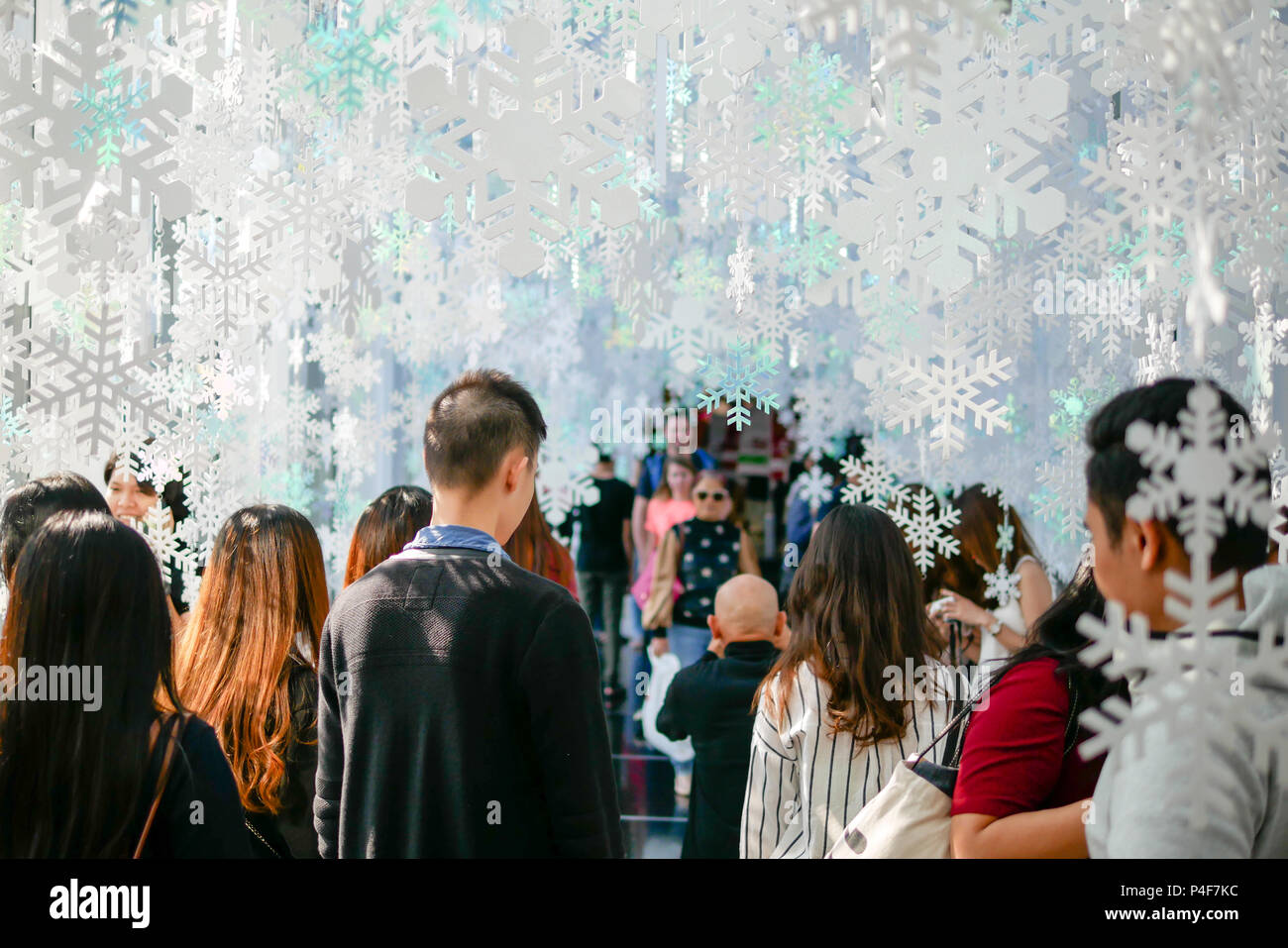 BANGKOK, THAILAND - 21. Dezember 2017: Weihnachten und Neues Jahr Feier Dekoration 2018 an der Fußgängerbrücke zwischen Siam Discovery, Siam Center, die l Stockfoto