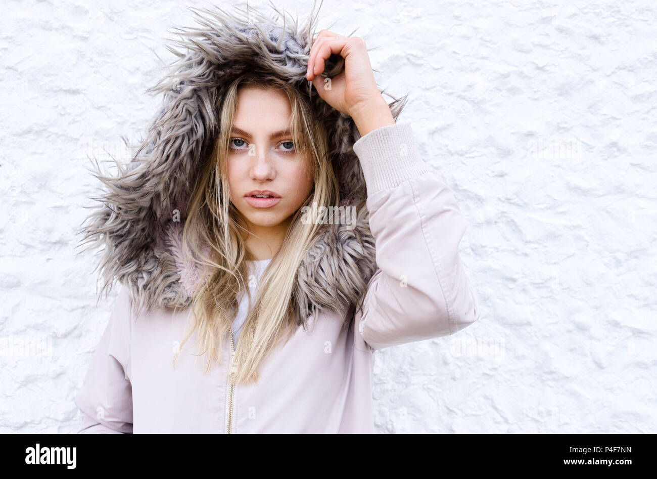 Junges Mädchen mit einem Fell posing gefüttert Fell Stockfoto