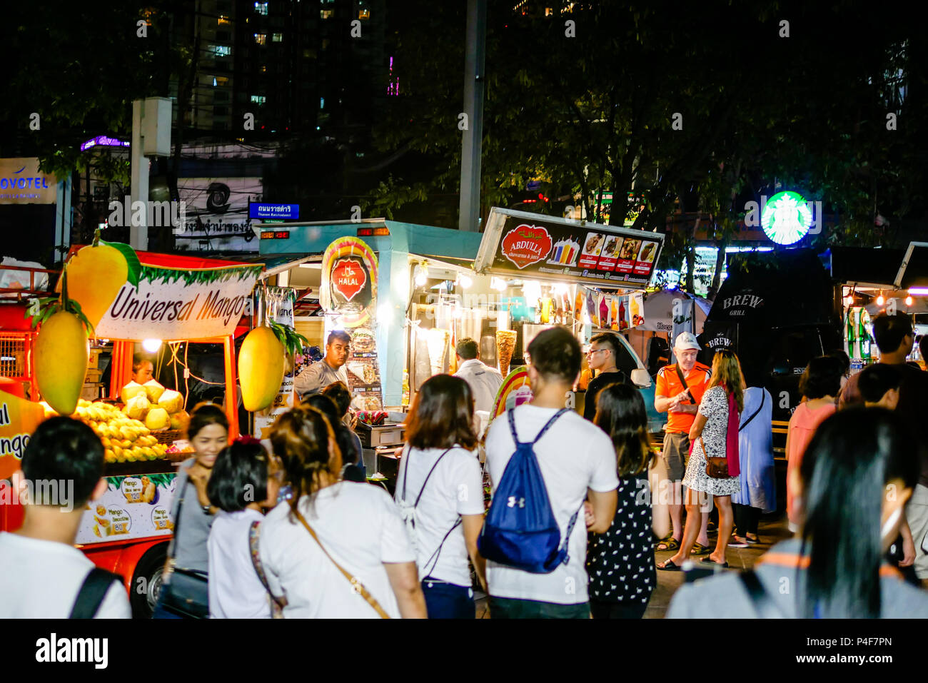 BANGKOK, THAILAND - Januar 6, 2018: Viele Touristen besuchen das Restaurant neben dem Platinum Fashion Mall Shopping Centre. Stockfoto