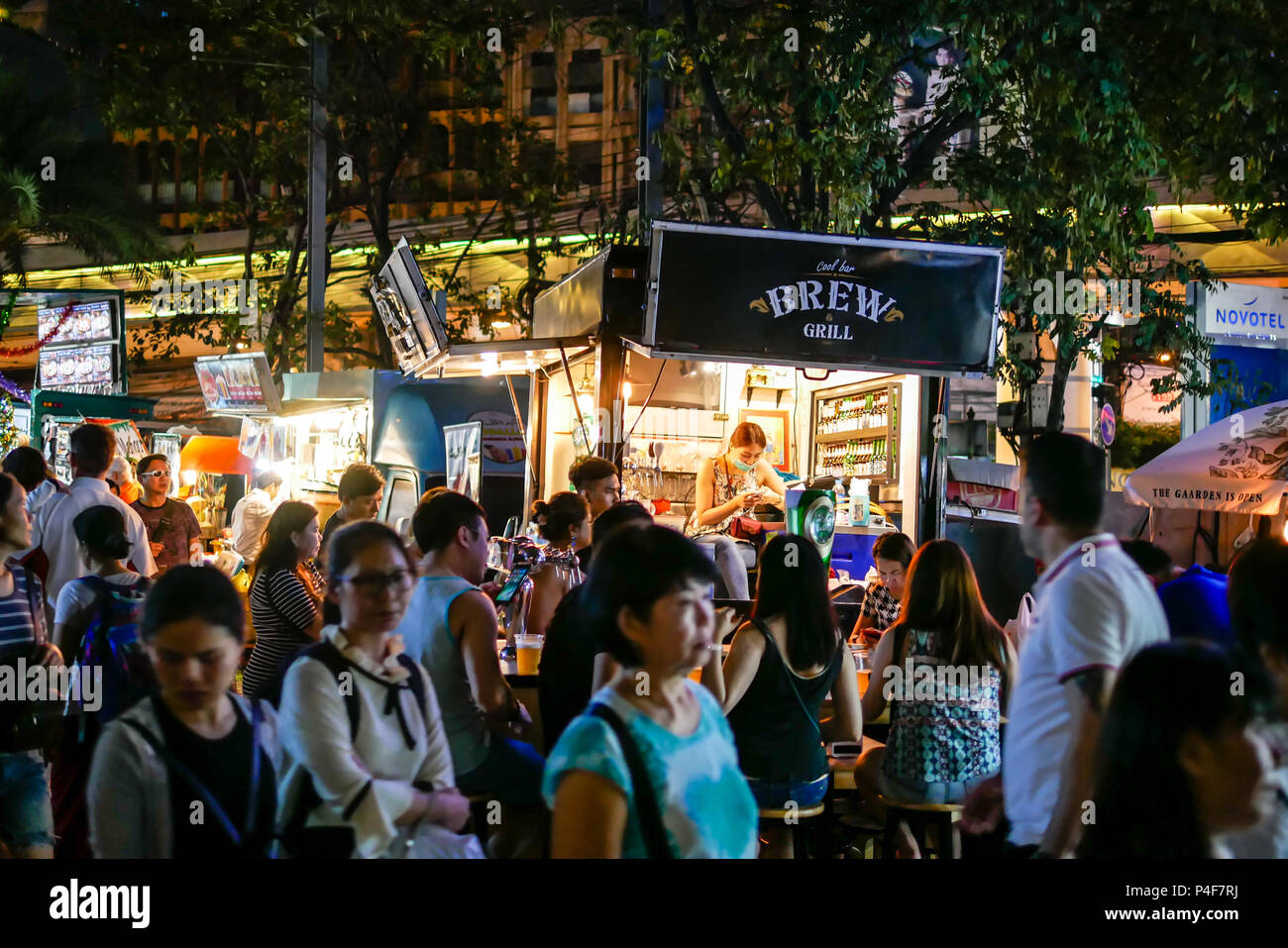 BANGKOK, THAILAND - Januar 6, 2018: Viele Touristen besuchen das Restaurant neben dem Platinum Fashion Mall Shopping Centre. Stockfoto
