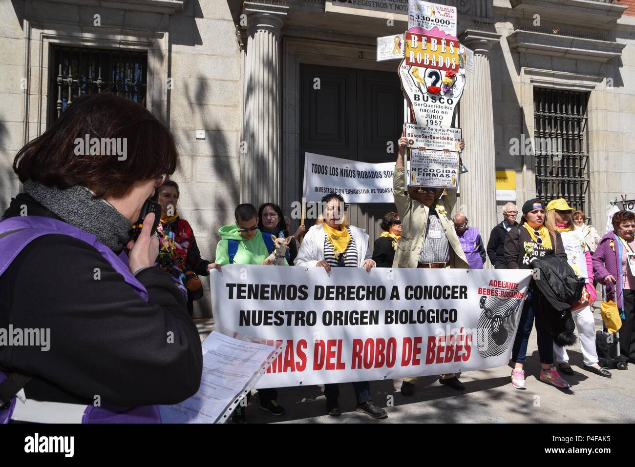 Mai 1, 2016 - Madrid, Spanien: Opfer eines Babys - Diebstahl Politik halten Sie eine Demonstration im Zentrum von Madrid spanische Behörden zu bitten, um die angeblichen Diebstahl von Tausenden von Neugeborenen vollständig zu untersuchen. Der Skandal der "bebes robados' (gestohlenes Babys") stammen aus der Zeit der spanische Diktator Francisco Franco, bei dem die Neugeborenen von einigen kommunistischen Gegner des Regimes oder unverheiratete Paare stillborn erklärt wurden, von ihren Müttern entfernt und durch Anhänger des Regimes angenommen. Ähnliche Diebstähle und illegale Adoptionen fort, bis der 1980er und 1990er Jahre und jetzt ist es geschätzt, dass so viele a Stockfoto