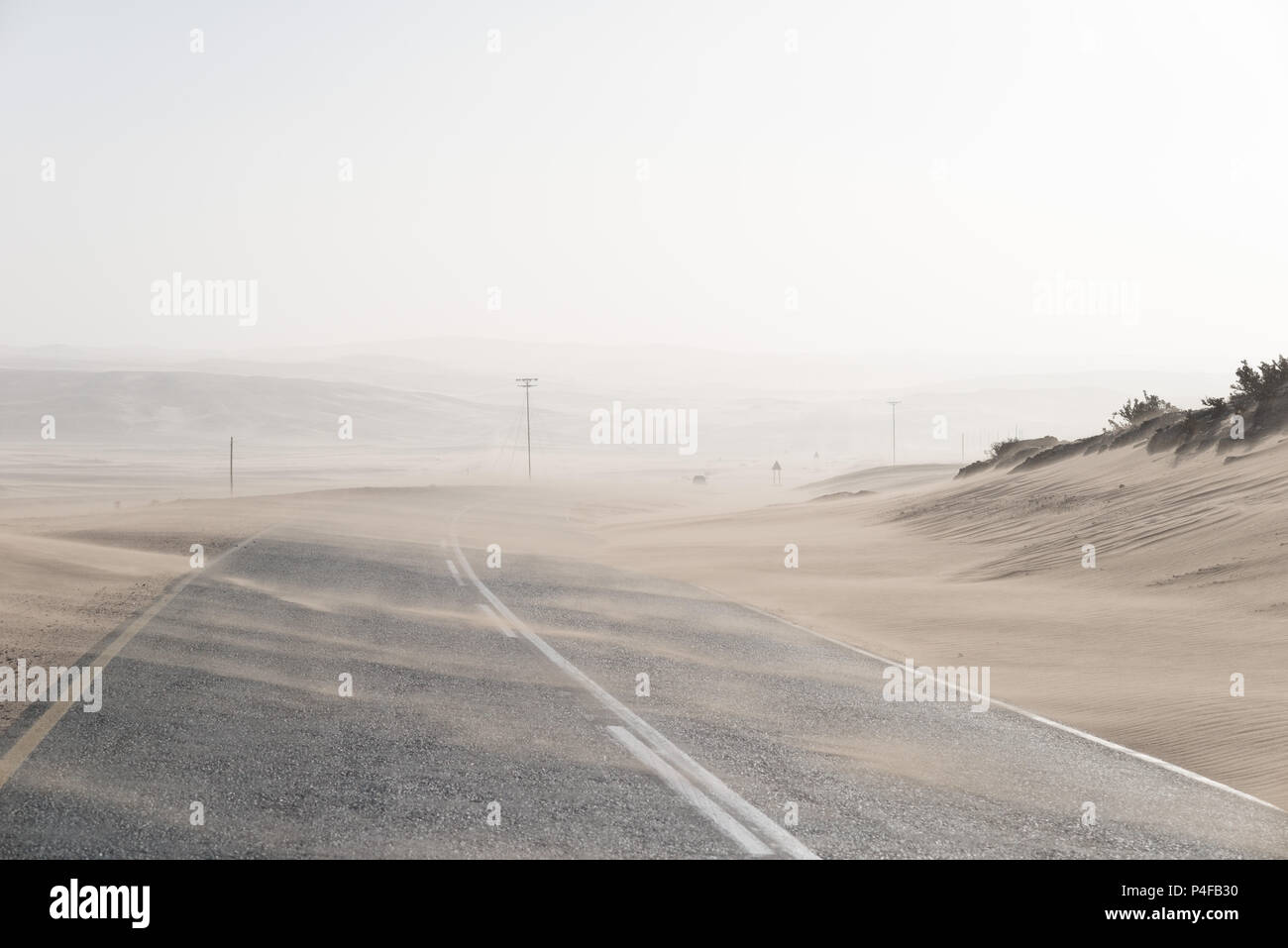 Sandsturm über einsame Wüste Straße im südlichen Namibia im Januar 2018 getroffen Stockfoto