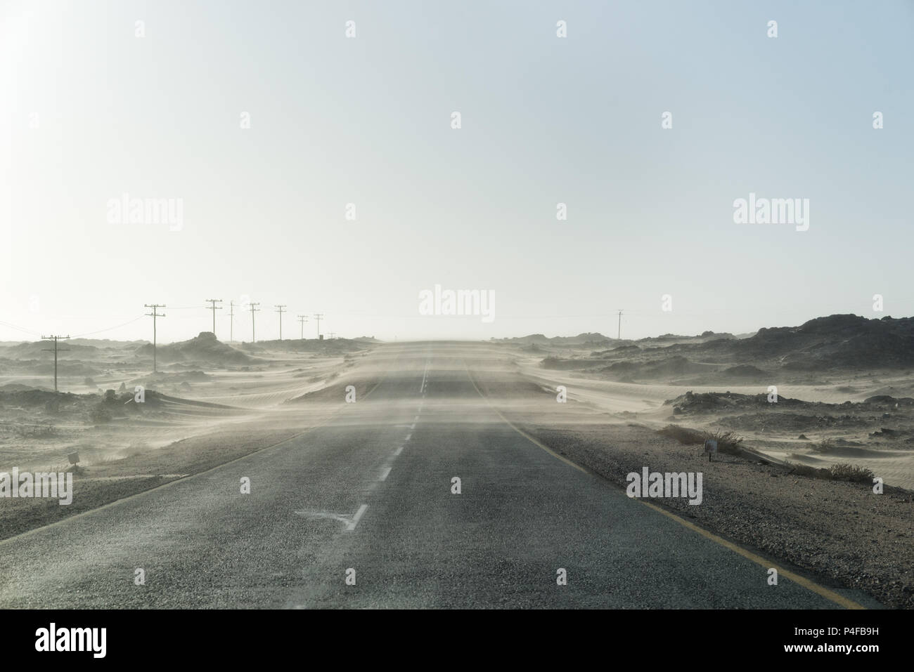 Sandsturm über einsame Wüste Straße im südlichen Namibia im Januar 2018 getroffen Stockfoto