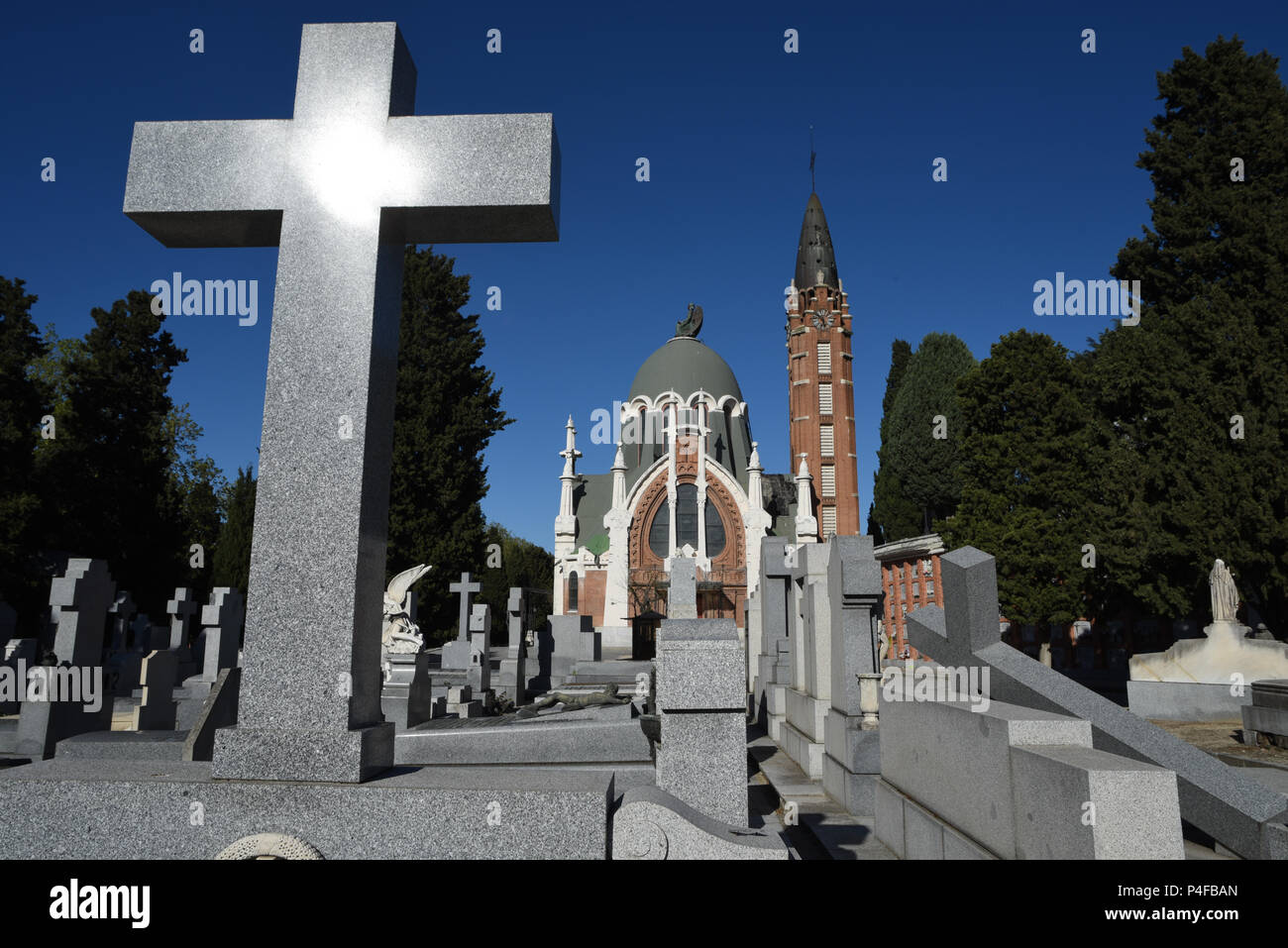 Mai 3, 2016 - Madrid, Spanien: Illustration Bild der Friedhof von La Almudena in Madrid. Mehrere Opfer eines Babys - Diebstahl, erklärte, dass sie erfuhren, dass ihre Kinder in diesem Friedhof begraben wurden, in der Erwägung, daß Sie tatsächlich entfernt wurden und zu den infertile Paare verkauft. Der Skandal der "bebes robados' (gestohlenes Babys") stammen aus der Zeit der spanische Diktator Francisco Franco, bei dem die Neugeborenen von einigen kommunistischen Gegner des Regimes oder unverheiratete Paare stillborn erklärt wurden, von ihren Müttern entfernt und durch Anhänger des Regimes angenommen. Ähnliche Diebstähle und Ille Stockfoto