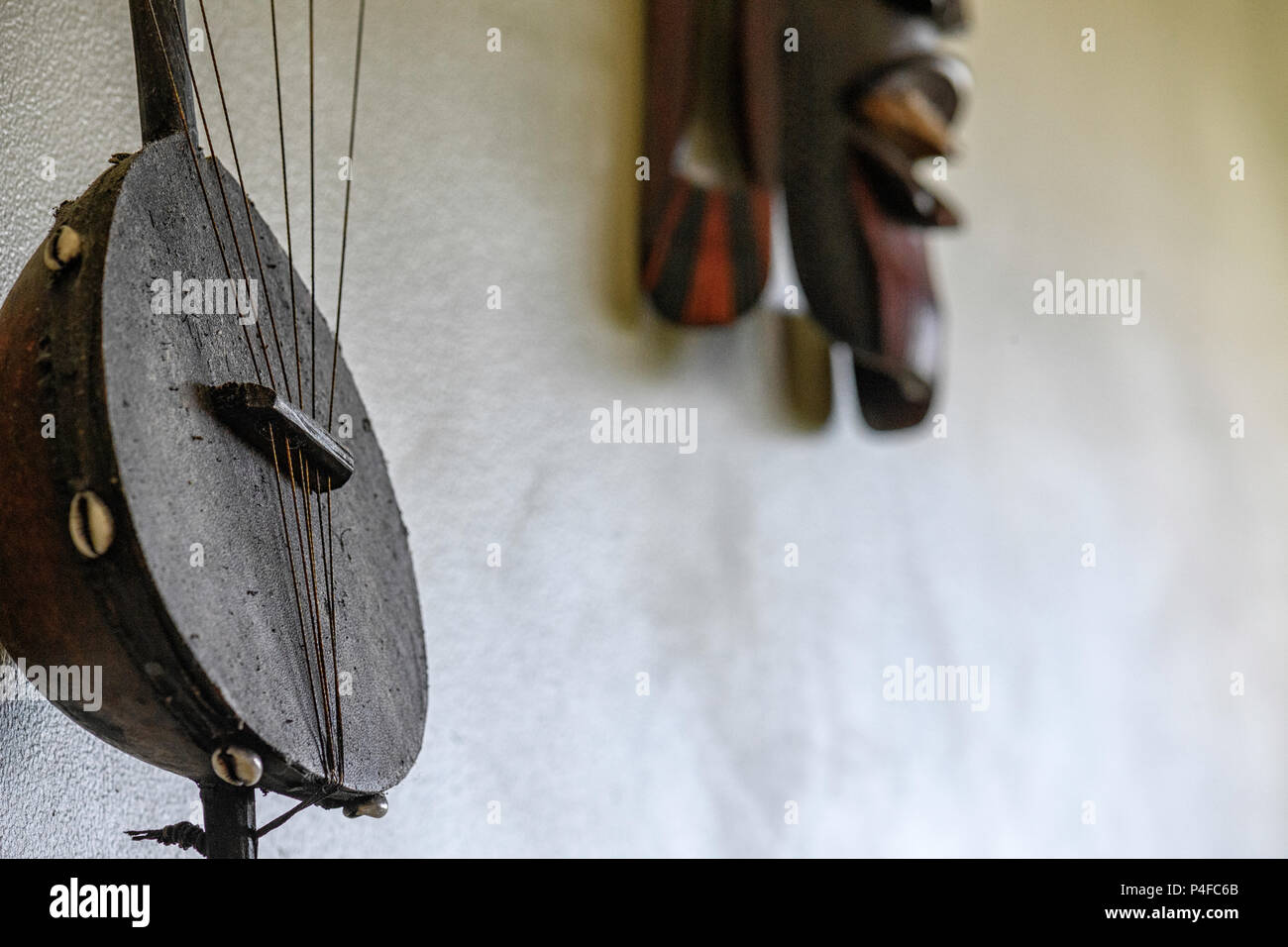 West African ngoni Instrument mit Maske im Hintergrund Stockfoto