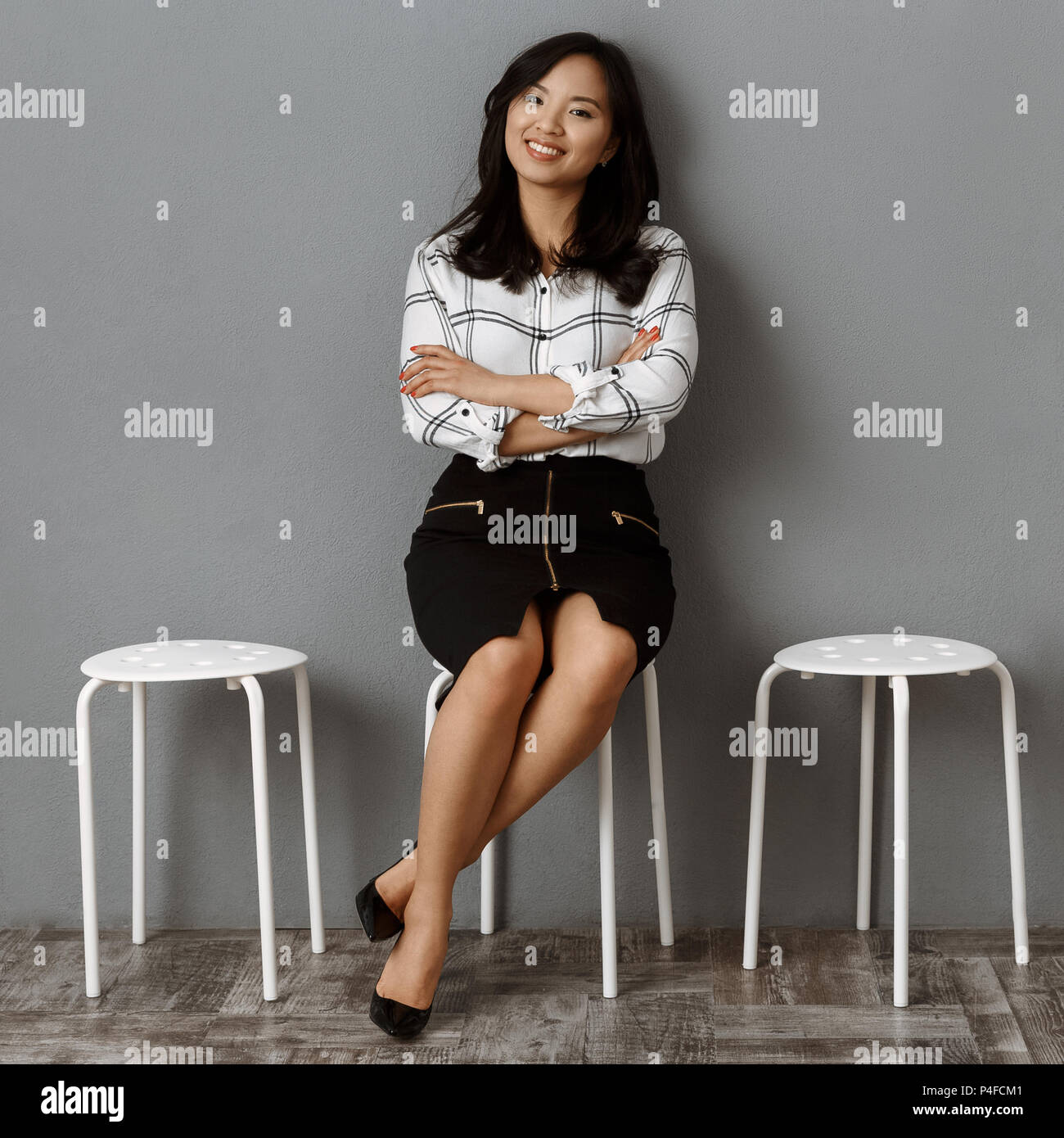 Lächelnd asiatischen Geschäftsfrau mit verschränkten Armen warten auf Job Interview Stockfoto