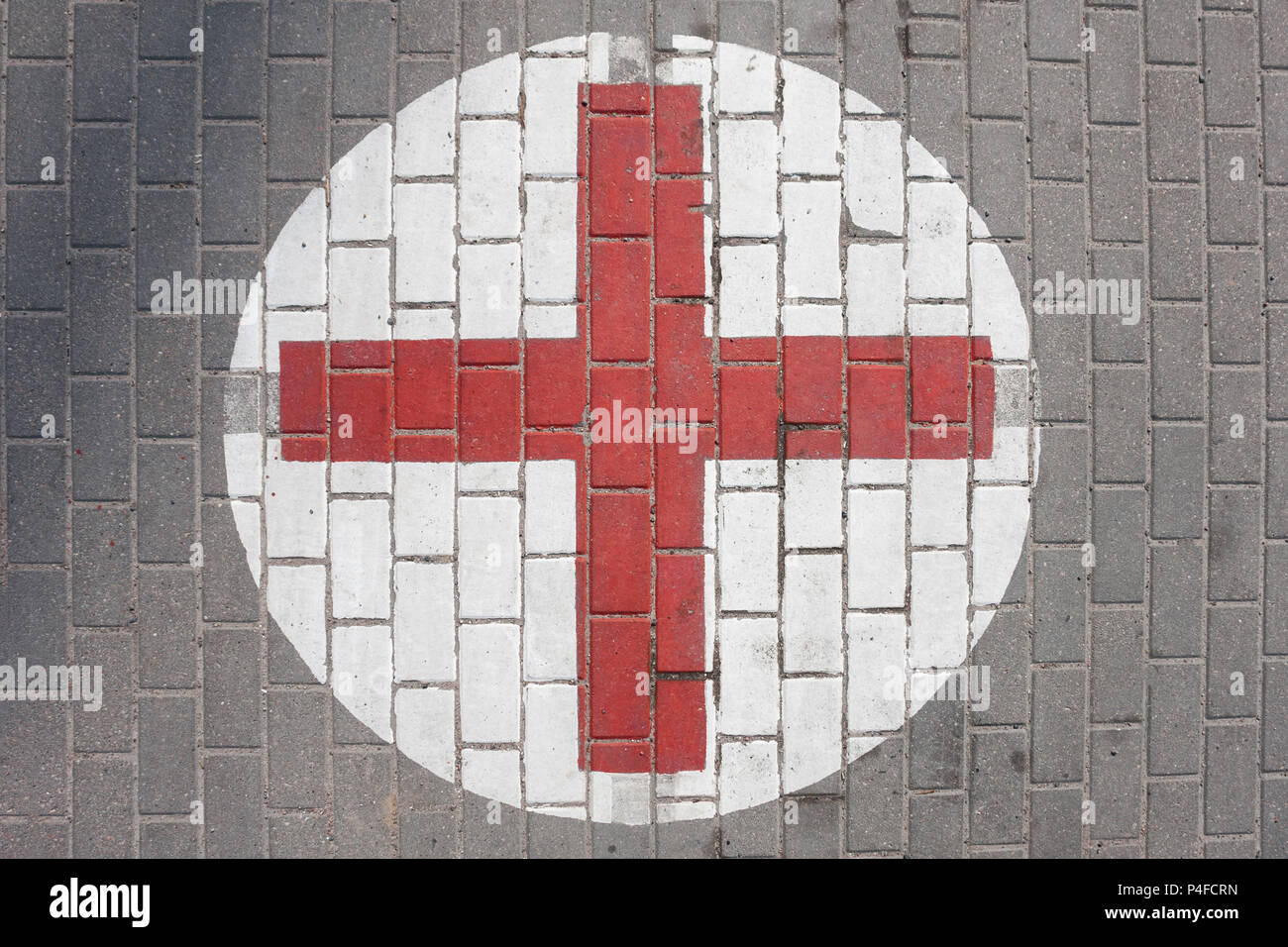 Zeichen der medizinischen Rotes Kreuz auf dem Bürgersteig. Stockfoto