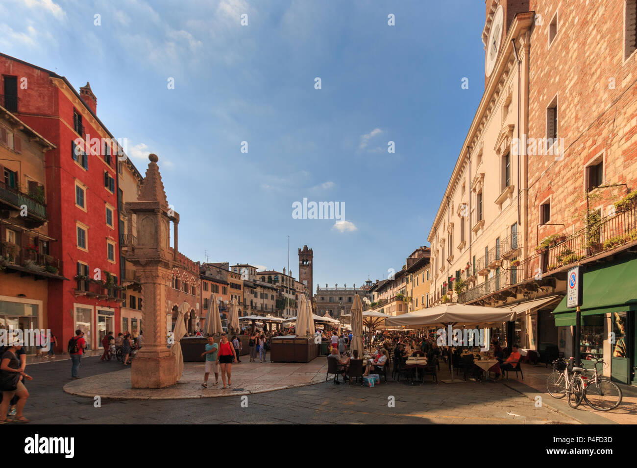 Verona, Italien - 26. Mai 2017: Wohnhäuser und Geschäfte an der Piazza Erbe in der italienischen Stadt Verona Stockfoto
