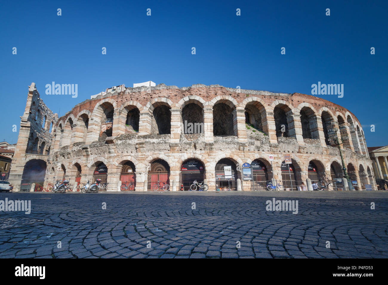 Verona, Italien - 26. Mai 2017: Außenansicht der Arena di Verona an der Piazza Bra, einer alten römischen Amphitheater (Arena di Verona) Stockfoto
