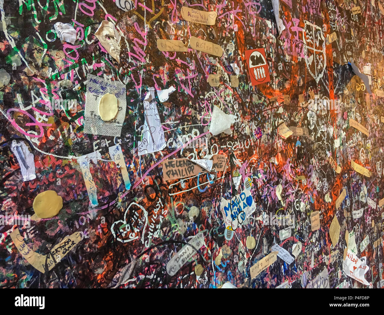 Verona, Italien - 26. Mai 2017: Briefe und Liebesbriefe an der Wand in der Passage zu Julias Haus in Verona, Italien Stockfoto