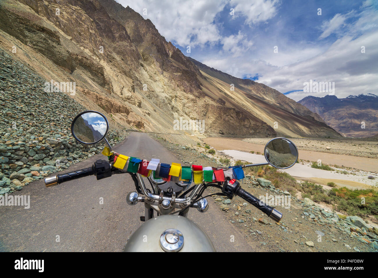 Motorradfahren im Leh, Manali Highway, eine Höhenlage Straße, die große Himalayan Range, Ladakh, Indien fährt. Blick von der Rider Seite Stockfoto