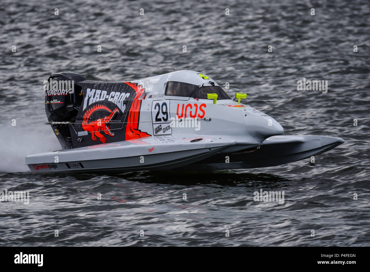 Louise Vella fahren für Mad Croc Baba racing in der F 1 H2O F4-S Motorboot Grand Prix in London am Royal Victoria Dock, Docklands, Newham, Großbritannien Stockfoto